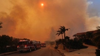 Der Rauch des Palisades-Feuers füllt die Luft im Stadtteil Pacific Palisades in Los Angeles.