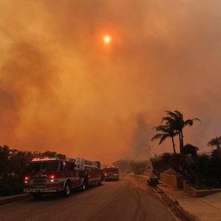 Der Rauch des Palisades-Feuers füllt die Luft im Stadtteil Pacific Palisades in Los Angeles.