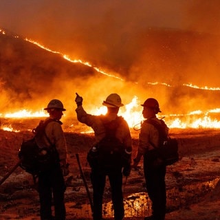 Feuerwehrleute bekämpfen das Kenneth-Feuer im Stadtteil West Hills von Los Angeles.