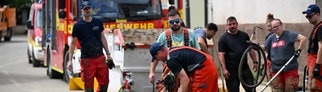 Feuerwehr pumpt Wasser aus einem Haus. Sie fordert die Menschen sollten sich besser auf Unwetter, Notfälle und Katastrophen vorbereiten