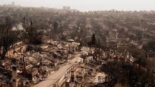 Durch einen Waldbrand zerstörte Häuser in Pacific Palisades bei Los Angeles