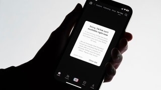 Eine Meldung auf TikTok, dass die App gerade nicht verfügbar ist. Grund dafür ist ein Verbot in den USA.