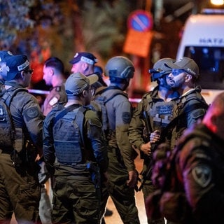 Israelische Polizisten bewachen den Ort eines Messerangriffs im Stadtteil Nahalat Binyamin in Tel Aviv.