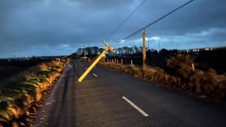 Ein Telegrafenmast in Antrim (Irland) ist gebrochen, während Sturm Èowyn über die Insel fegt.