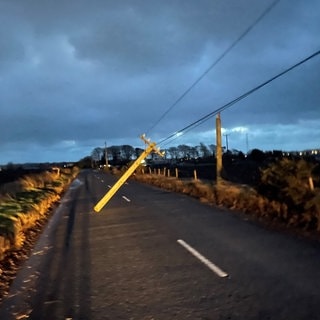 Ein Telegrafenmast in Antrim (Irland) ist gebrochen, während Sturm Èowyn über die Insel fegt.