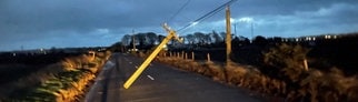 Ein Telegrafenmast in Antrim (Irland) ist gebrochen, während Sturm Èowyn über die Insel fegt.