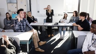 Ein Kurs gegen Angst vorm Telefonieren am Nottingham College. Die Klasse passt auf, während eine Teilnehmerin telefoniert.