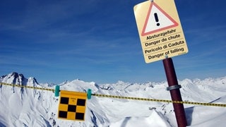 Warnschild mit Hinweis auf Abstürzgefahr im Skigebiet. In Österreich ist ein 19-jähriger Skifahrer abgestürzt.