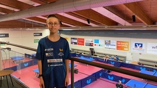 Tischtennis-Ass Marlon Börner (11) grinst glücklich in die Kamera.