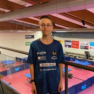 Tischtennis-Ass Marlon Börner (11) grinst glücklich in die Kamera.