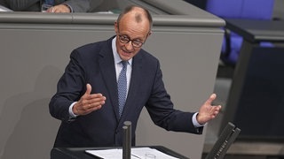 Friedrich Merz, CDU-Vorsitzender und Vorsitzender der CDUCSU-Bundestagsfraktion, im Bundestag am Rednerpult.