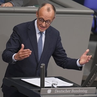 Friedrich Merz, CDU-Vorsitzender und Vorsitzender der CDUCSU-Bundestagsfraktion, im Bundestag am Rednerpult.