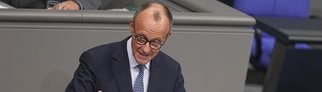 Friedrich Merz, CDU-Vorsitzender und Vorsitzender der CDUCSU-Bundestagsfraktion, im Bundestag am Rednerpult.