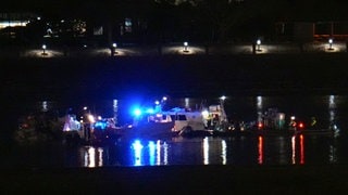 Rettungskräfte arbeiten auf dem Potomac River in der Nähe des Ronald Reagan Washington National Airport.