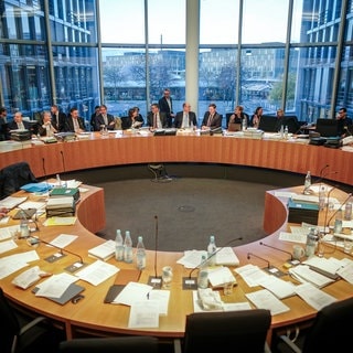 Blick in den Sitzungssaal mit dem Haushaltsausschuss des Bundestags mit der finalen Beratung des Etats für 2024.