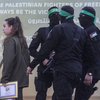 Militante Palästinenser der Hamas lassen die israelische Soldatin Agam Berger frei, 30. Januar 2025.