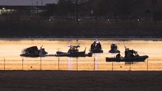 Such- und Rettungsmaßnahmen am frühen Donnerstagmorgen, 30. Januar 2025, in Arlington, Virginia, rund um ein Wrack im Potomac River vom Ronald Reagan Washington National Airport.