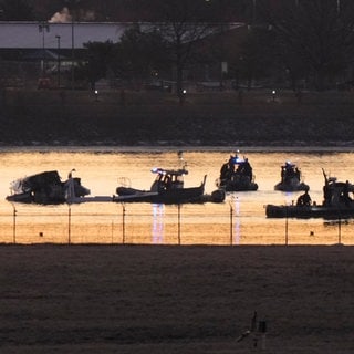 Such- und Rettungsmaßnahmen am frühen Donnerstagmorgen, 30. Januar 2025, in Arlington, Virginia, rund um ein Wrack im Potomac River vom Ronald Reagan Washington National Airport.