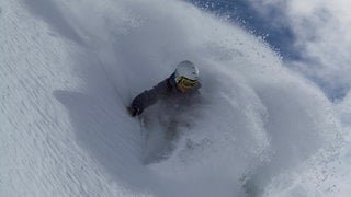 Symbolbild: ein Skifahrer fährt im Jahr 2014 bei St. Jakob im Defereggental in einer Schneewolke.