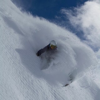 Symbolbild: ein Skifahrer fährt im Jahr 2014 bei St. Jakob im Defereggental in einer Schneewolke.