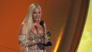 Beyonce nimmt den Preis für das beste Country-Album für "COWBOY CARTER" während der 67. Grammy Awards entgegen.