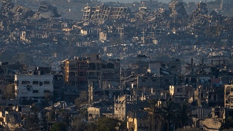 Zerstörte Gebäude sind vom Süden Israels aus im Gazastreifen zu sehen.