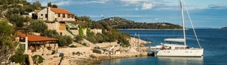 Kroatien: Insel Kaprije - man sieht eine Yacht in einem einsamen kleinen Hafen.