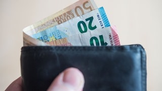 Geldscheine im Wert von fünf, zehn, zwanzig, fünfzig und hundert Euro stecken in einem Geldbeutel. In Mainz hat eine Frau einen Geldbeutel mit über 1.000 Euro gefunden. Sie bringt ihn zur Polizei und bekommt einen hohen Finderlohn.