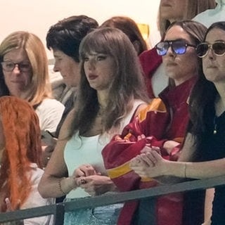 Taylor Swift auf der VIP-Tribpüne beim Super Bowl (Chiefs vs. Eagles) mit bedientem Gesichtsausdruck, während sie ausgebuht wird.