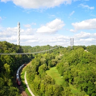 Eine Computergrafik der geplanten Fußgänger-Hängebrücke „Neckarline“ über das Neckartal in Rottweil.