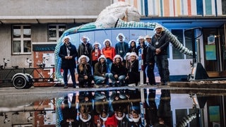 Das Team der Hochschule Mainz vor seinem Oktopus-Wagen für den Rosenmontagsumzug