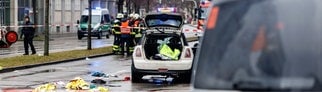 Das Auto, mit dem ein afghanischer Asylbewerber in eine Verdi-Demonstration gefahren ist, steht auf einer Straße unweit des Stiglmaierplatz in München.