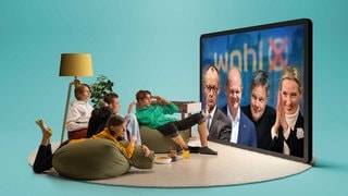 Jugendliche schauen im Fernsehen das TV-Duell zur Bundestagswahl 2025