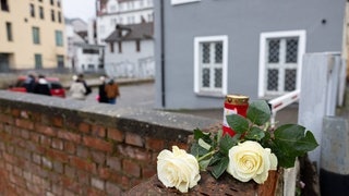 Blumen am Tatort in Offenburg: Eine Frau wurde mutmaßlich getötet.