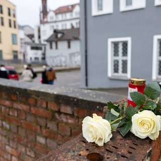 Blumen am Tatort in Offenburg: Eine Frau wurde mutmaßlich getötet.