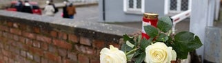 Blumen am Tatort in Offenburg: Eine Frau wurde mutmaßlich getötet.