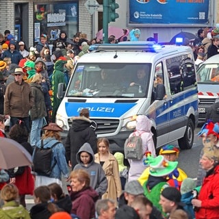 Polizei im Karneval: nach dem Anschlag von München sind die Sicherheitsvorkehrung für Veranstaltungen verschärft worden.