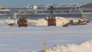 Ein Flugzeug der Delta Air Lines ist nach einem Absturz auf dem Toronto Pearson International Airport auf dem Dach liegend zu sehen.