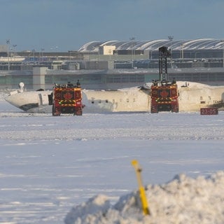 Ein Flugzeug der Delta Air Lines ist nach einem Absturz auf dem Toronto Pearson International Airport auf dem Dach liegend zu sehen.