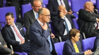 Friedrich Merz, CDU-Vorsitzender und Vorsitzender der CDU-CSU-Bundestagsfraktion, steht während der Abstimmung über die Vertrauensfrage des Bundeskanzlers im Plenarsaal. 