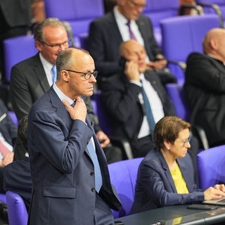 Friedrich Merz, CDU-Vorsitzender und Vorsitzender der CDU-CSU-Bundestagsfraktion, steht während der Abstimmung über die Vertrauensfrage des Bundeskanzlers im Plenarsaal. 