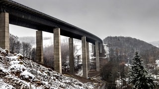 Die Rahmedetalbrücke im Winter 2022, wenige Monate vor ihrer Sprengung.