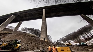 70 Meter hoch und 450 Meter lang war und ist die wichtige Verkehrsader bei Lüdenscheid.