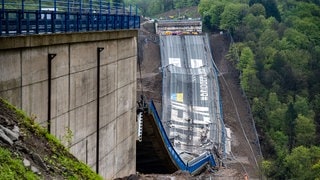 Mai 2023: Nach der Sprengung liegt die Rahmedetalbrücke auf dem Boden, Teile der Fahrbahn sind zu sehen.