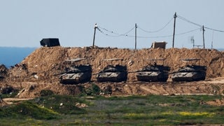 Mehrere Panzer der israelischen Armee im Gazastreifen