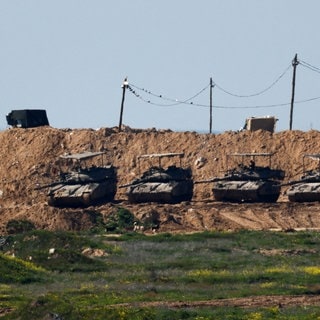 Mehrere Panzer der israelischen Armee im Gazastreifen