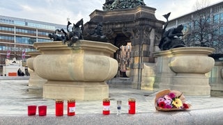 Am Tag nach der Tat in Mannheim liegen Blumen in der Innenstadt.