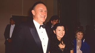 Gene Hackman (lächelnd im Skmoking) und seine Frau Betsy Arakawa 1989 bei der Verleihung der Golden Globes.