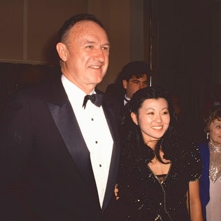 Gene Hackman (lächelnd im Skmoking) und seine Frau Betsy Arakawa 1989 bei der Verleihung der Golden Globes.