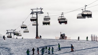 Der Skilift auf dem Feldberg im Schwarzwald.